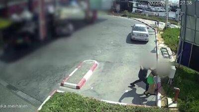 Видео: покупательница попросила подогреть кофе - продавец чуть не убил ее бутылкой в Ришон ле-Ционе - vesty.co.il - Израиль - Холон