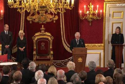 Борис Джонсон - Елизавета II - Тереза Мэй - Тони Блэр - Кир Стармер - Карл III (Iii) - Лиз Трасс - королева-консорт Камилла - «Боже, храни короля!» В Лондоне прошла церемония Прокламации монарха - впервые за 70 лет - nashe.orbita.co.il - Англия - Лондон