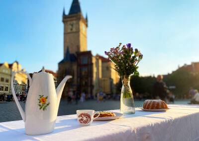 король Артур - Третья попытка: жителей Праги приглашают позавтракать на Старомаке за гигантским столом - vinegret.cz - Чехия - Прага