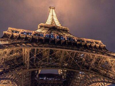 В Париже сэкономят на подсветке Эйфелевой башни - obzor.lt - Франция - Париж - Экономия