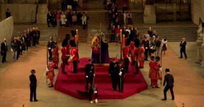 Елизавета II - принц Эндрю - Королевский стражник упал в обморок во время дежурства у гроба Елизаветы II (видео) - focus.ua - Украина - Лондон