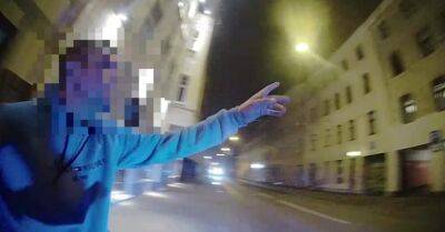 ВИДЕО. ЧП в центре Риги: мужчина вызвал полицию и сломал зеркало в служебном автомобиле - rus.delfi.lv - Рига - Латвия