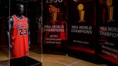 Диего Марадон - Майкл Джордан - Игровую майку баскетболиста Майкла Джордана продали на аукционе за рекордную сумму - 24tv.ua - Англия - Юта