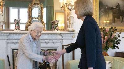 королева Елизавета - Лиз Трасс - Как фото королевы предсказало ее скорую смерть по синяку на руке - vesty.co.il - Англия - Израиль - Австралия