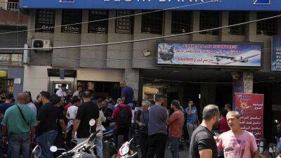 Жители Ливана пытаются забрать из банков свои деньги - ru.euronews.com - Ливан - Бейрут