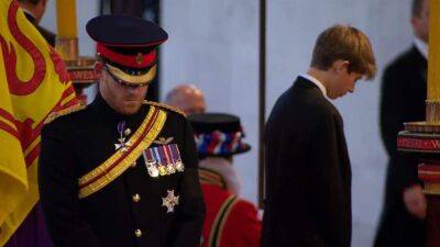 принц Уильям - Елизавета II - принц Гарри - принц Эндрю - "Ушел с разбитым сердцем": из военной формы принца Гарри забрали инициалы Елизаветы II - 24tv.ua - Афганистан