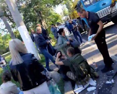 В маршрутке дыра, люди лежат на земле: появились кадры с места масштабного ДТП в Одессе - politeka.net - Украина - Киев - Одесса - Львовская обл.