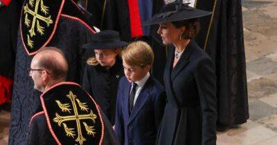 принц Уильям - Елизавета II - принц Гарри - Кейт Миддлтон - принц Джордж - принцесса Шарлотта - король Карл III (Iii) - Роскошная Кейт Миддлтон приехала на похороны королевы со старшими детьми (фото) - focus.ua - Украина