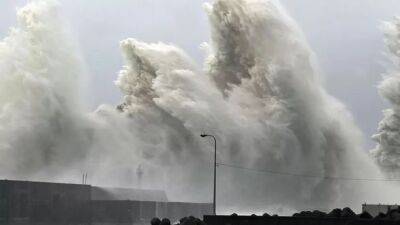 Фумио Кисид - Япония: два человека погибли, а девять млн вынуждены эвакуироваться из-за супертайфуна - unn.com.ua - Китай - Украина - Киев - Япония - Нью-Йорк