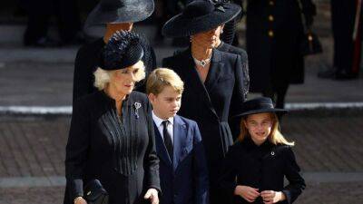 Елизавета II - Кейт Миддлтон - принц Джордж - принцесса Шарлотта - На прощании с прабабушкой: принцесса Шарлотта впервые предстала в шляпке и с брошью - 24tv.ua