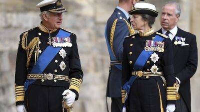принц Уильям - Елизавета II - принц Джордж - Георгий СВЯТОЙ - принцесса Шарлотта - Гарри - принцесса Анна - принц Эдвард - Георг VI (Vi) - король Карл III (Iii) - Британия простилась с Елизаветой II - ru.euronews.com - Англия
