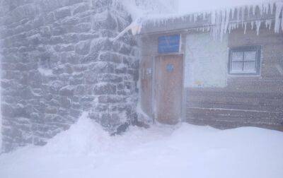 Снігу вище коліна. У Карпатах продовжує вирувати негода (відео) - rbc.ua - Україна