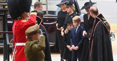 принц Уильям - Елизавета II - Меган Маркл - Кейт Миддлтон - принц Джордж - принц Эндрю - принц Филипп - принцесса Шарлотта - Alexander Macqueen - Сара Фергюсон - Не только Кейт. Как остальные члены королевской семьи почтили память Елизаветы II украшениями - focus.ua - Украина - Бангладеш