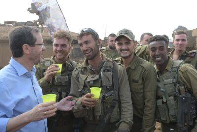 Елизавета II - Президент Израиля посетил солдат на Голанах на еврейский Новый год - nashe.orbita.co.il - Израиль