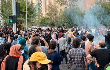 Аля Хаменеи - В Иране усилились протесты из-за гибели девушки, избитой полицейскими в участке - charter97.org - Англия - Белоруссия - Иран - Тегеран - Курдистан