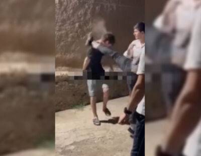 В Джизакской области зафиксирован еще один случай самосуда. Двое мужчин избили подростка. Видео - podrobno.uz - Узбекистан - Ташкент