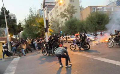Амини Махсы - В Иране разрастаются протесты после гибели 22-летней девушки - obzor.lt - Иран - Тегеран