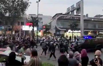 Аля Хаменеи - Амини Махсы - Многотысячные протесты проходят в Иране - charter97.org - Белоруссия - Иран - Тегеран