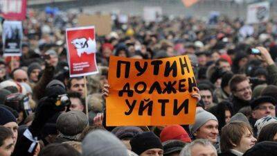 В Москве на протесте кричат "путина – в окопы", в Петербурге людей задерживают и избивают - 24tv.ua - Москва - Санкт-Петербург - Стамбул