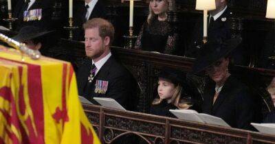 принц Уильям - Елизавета II - принц Гарри - Кейт Миддлтон - королева Елизавета - принцесса Шарлотта - Принцесса Шарлотта и принц Гарри улыбнулись друг другу во время похорон королевы (видео) - focus.ua - Украина