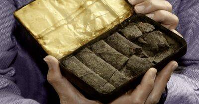 Ценой в 563 доллара: в Британии продали плитку шоколада 122-летней давности (фото) - focus.ua - Украина - Англия - Юар