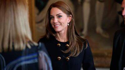 принц Уильям - Елизавета II - Кейт Миддлтон - принцесса Анна - В пальто от Dolce & Gabbana: Кейт Миддлтон впервые вышла в свет после похорон Елизаветы II - 24tv.ua