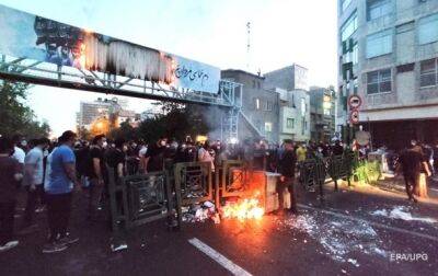 Амини Махсы - Жгут машины и нападают на полицию: в Иране не утихают массовые протесты - korrespondent.net - Украина - Иран - Тегеран - Протесты