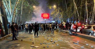 Протесты в Иране: демонстранты захватили город, женщины снимают хиджабы, силовики открывают огонь (ВИДЕО) - dsnews.ua - Украина - Германия - Иран - Тегеран - Азербайджан - London