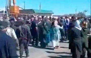 В Дагестане полиция стреляла в воздух, разгоняя акцию протеста против мобилизации - charter97.org - Белоруссия - Махачкала - респ. Дагестан - респ. Кабардино-Балкария - Хасавюрт - район Хасавюртовский