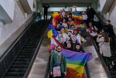 ЛГБТ-активисты в вышиванках провели акцию в харьковском метро (фото) - objectiv.tv - Украина - Харьков