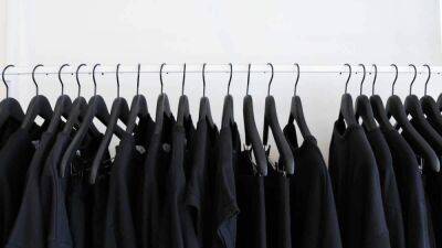 Как ухаживать за черной одеждой: советы по стирке и хранению - 24tv.ua