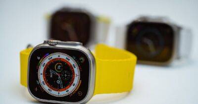 Часы Apple Watch Ultra выдержали 12 ударов молотком: стол сломался раньше гаджета (видео) - focus.ua - Украина