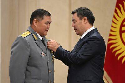 Садыр Жапаров - Президент Кыргызстана Жапаров присвоил Ташиеву высшую степень отличия - «Кыргыз Республикасынын Баатыры» - dialog.tj - Киргизия