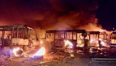 Рашисти вдарили «Іскандерами» по Дніпру: є загиблі, згоріло понад 100 автобусів - lenta.ua - Украина - місто Нікополь