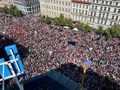 В Праге 70 тыс. человек вышли на антиправительственный митинг. Среди требований – отмена антироссийских санкций, газовые контракты с РФ и "военный нейтралитет" - gordonua.com - Россия - Украина - Чехия - Прага - Prague