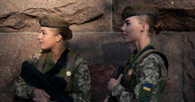 Военнообязанных женщин не выпустят из Украины с 1 октября: всех ли отправят в военкоматы - focus.ua - Украина - с. 1 Октября