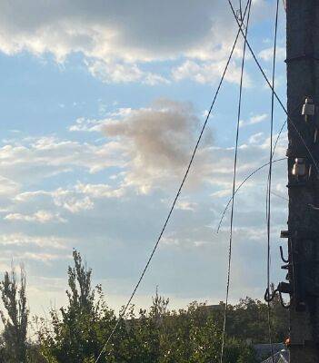 "Пил зі стелі посипався": У Маріуполі пролунав вибух, дим видно з різних частин міста - vchaspik.ua - Украина - місто Маріуполь