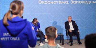 Владимир Путин - «Маниакально дергал ногами». Таблоиды обсуждают новые странности в поведении Путина во время двух встреч со школьниками - nv.ua - Россия - Украина - New York - Англия - Калининград