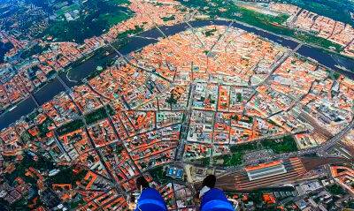 Прыжок парашютистов на Вацлавскую площадь Праги: впечатляющее видео - vinegret.cz - Чехия - Прага - county Day - Prague