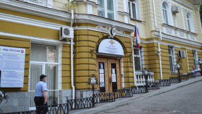 В Ялте десятки местных жителей вышли с протестом к зданию российского МВД - svoboda.org - Россия - Украина - Крым