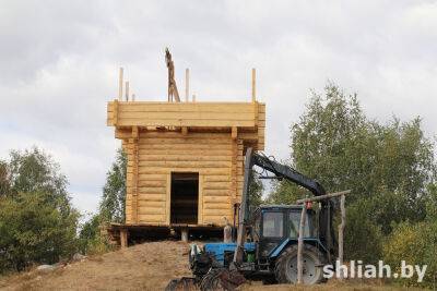 Побач з Крэўскім замкам пачалі ўсталёўваць новы турыстычны аб'ект - вежу-дазорцу - grodnonews.by - Белоруссия