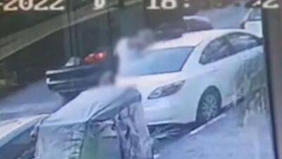 Видео: муж толкнул жену под машину на набережной в Бат-Яме - vesty.co.il - Израиль - округ Тель-Авивский - Холон