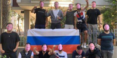 Владимир Путин - Новая провокация. Турецкие фанаты на матч против Динамо надели маски с изображением Путина — фото - nv.ua - Россия - Украина - Киев - Стамбул