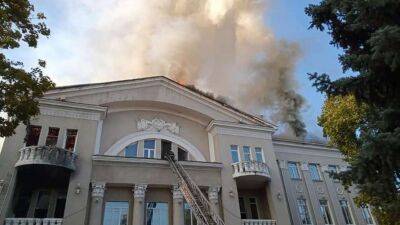 Рашисти знищили столітню будівлю Палацу культури у Бахмуті (ФОТО) - lenta.ua - Украина