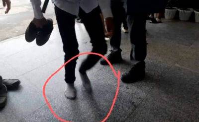 В одной из школ Узбекистана учеников заставляли ходить без обуви, чтобы сберечь новый линолеум - podrobno.uz - Узбекистан - Ташкент - Андижанская обл.