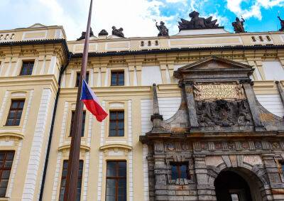 Елизавета II - Милош Земан - Над Пражским Градом приспустили флаги в память о Елизавете II - vinegret.cz - Англия - Чехия - Скончался