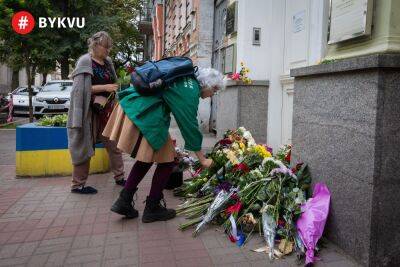 Українці приносять квіти під посольство Великої Британії, вшановуючи пам’ять королеви Єлизавети II - bykvu.com - Украина - Twitter