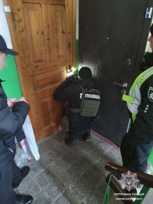 В Харькове патрульные взломали дверь, чтобы вызволить женщину (фото) - objectiv.tv - Харьков