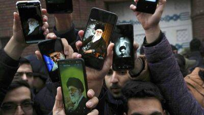 Аля Хаменеи - Салман Рушди - Протесты в Тегеране: "Смерть Франции!" - ru.euronews.com - Израиль - Франция - Иран - USA - Тегеран