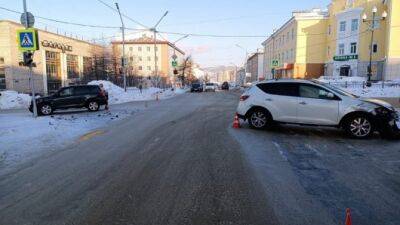 Две иномарки столкнулись на перекрестке в Магадане, пострадал один из водителей - usedcars.ru - Магаданская обл. - Магадан